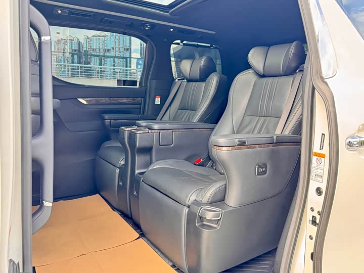 Фото 8 - Toyota Alphard