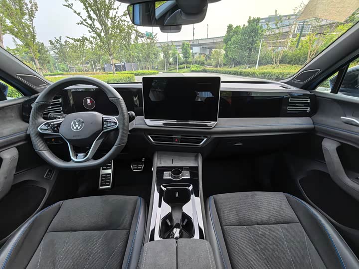 Фото 8 - Volkswagen Tiguan L Pro