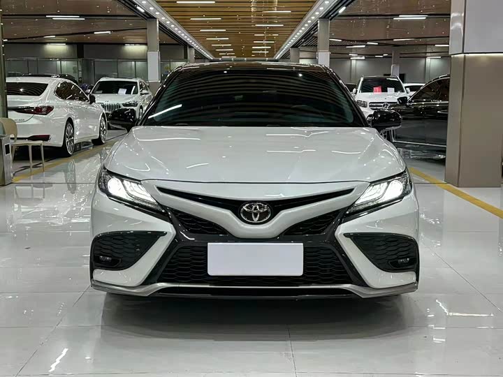 Фото 2 - Toyota Camry