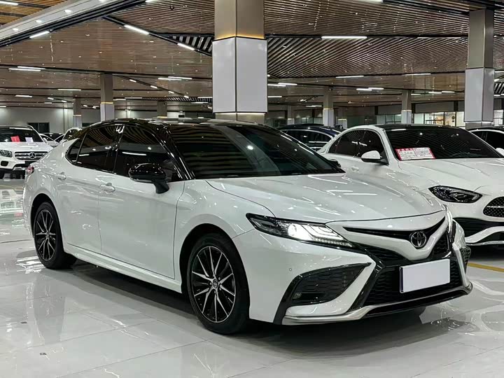Фото 3 - Toyota Camry