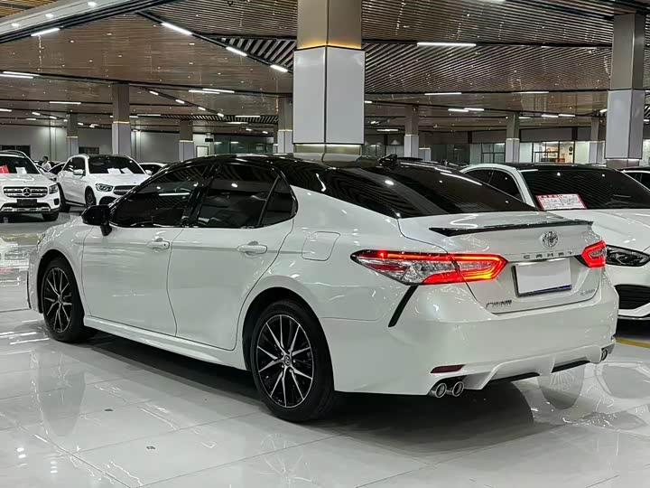 Фото 4 - Toyota Camry