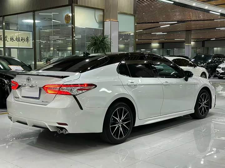 Фото 6 - Toyota Camry