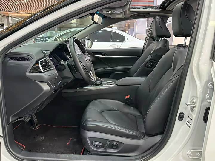 Фото 7 - Toyota Camry