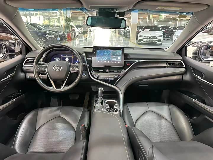 Фото 8 - Toyota Camry