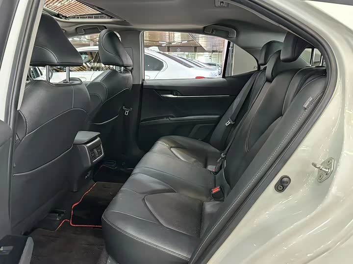 Фото 9 - Toyota Camry