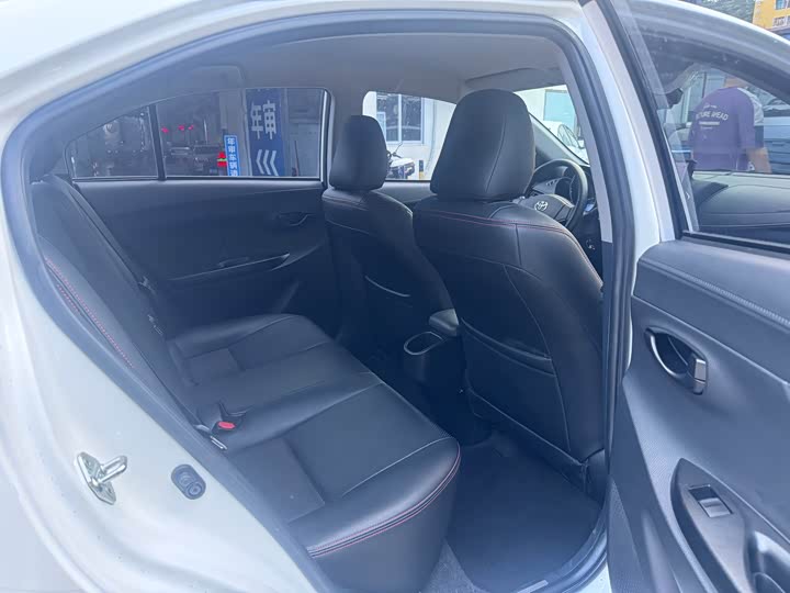 Фото 10 - Toyota Yaris L