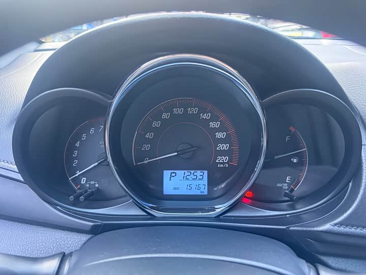 Фото 13 - Toyota Yaris L