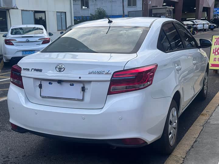 Фото 3 - Toyota Yaris L