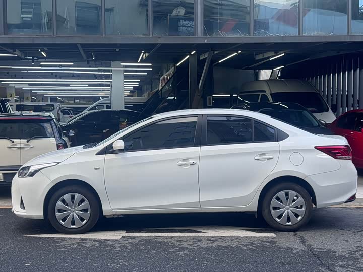 Фото 4 - Toyota Yaris L