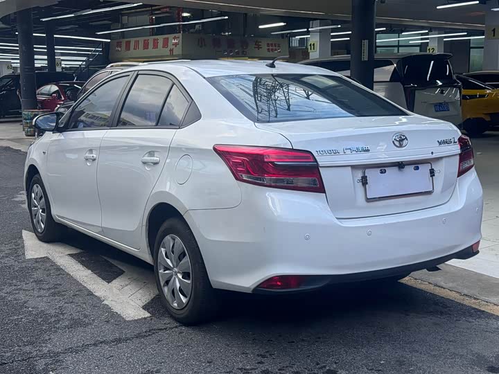 Фото 5 - Toyota Yaris L