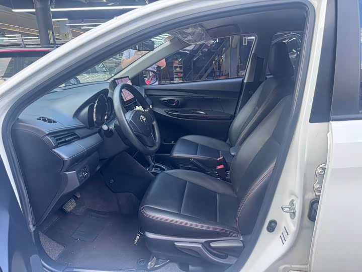 Фото 7 - Toyota Yaris L