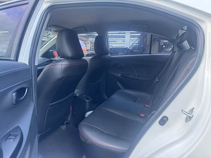 Фото 8 - Toyota Yaris L