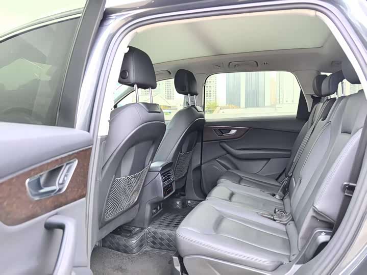 Фото 8 - Audi Q7