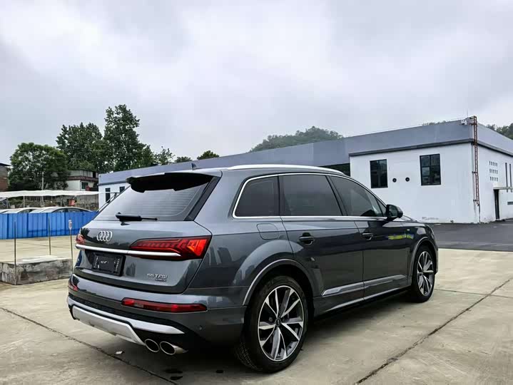 Фото 9 - Audi Q7