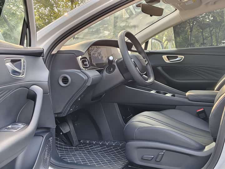 Фото 9 - Roewe D7