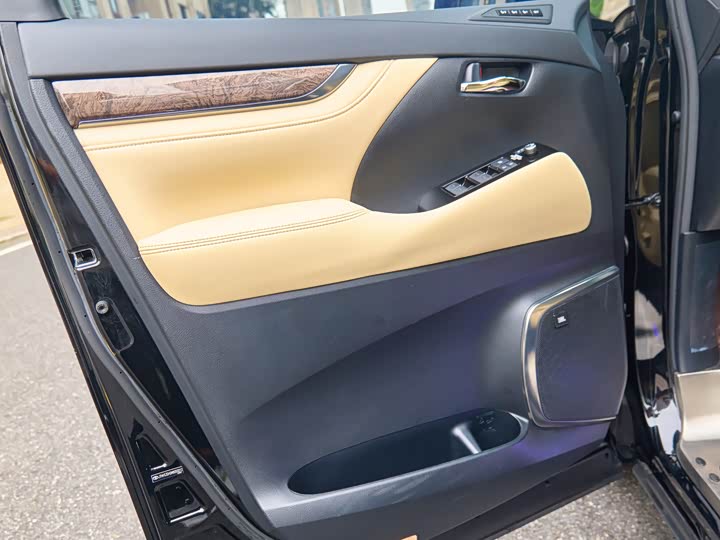 Фото 19 - Toyota Vellfire