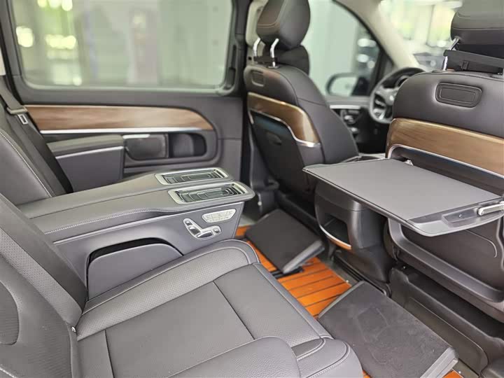 Фото 10 - Mercedes-Benz V-Class