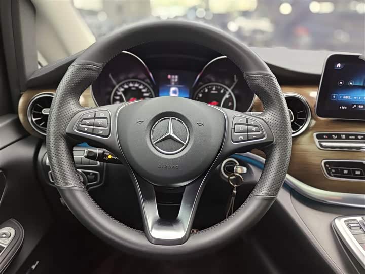 Фото 14 - Mercedes-Benz V-Class