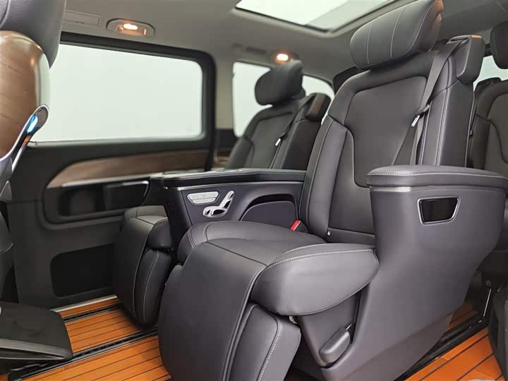 Фото 7 - Mercedes-Benz V-Class