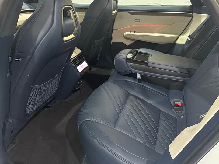 Фото 11 - Zeekr 001