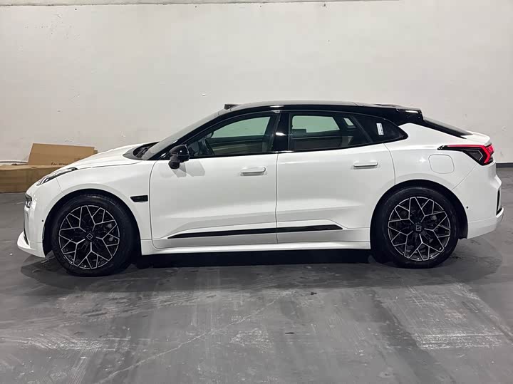 Фото 3 - Zeekr 001