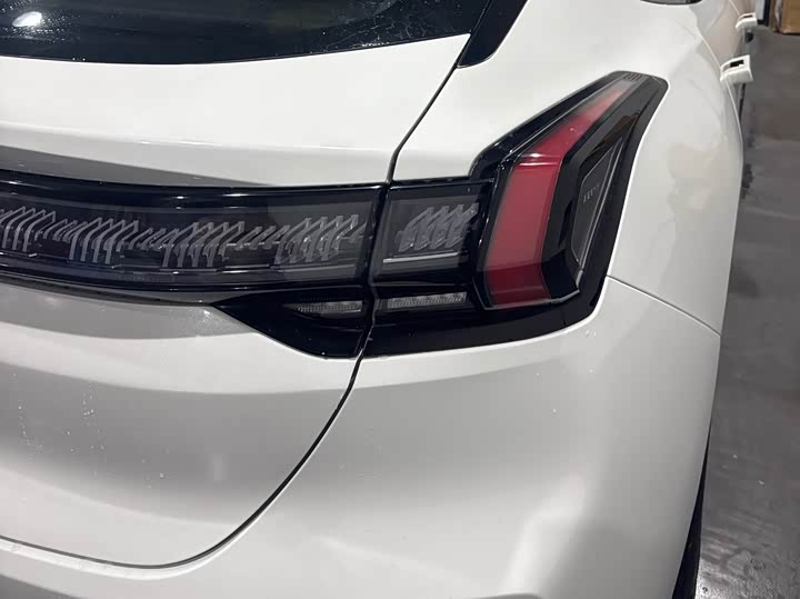 Фото 6 - Zeekr 001