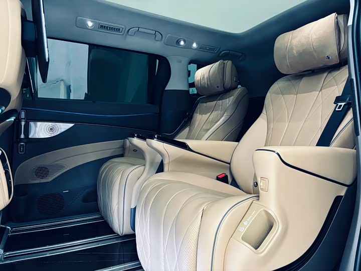 Фото 10 - Denza D9