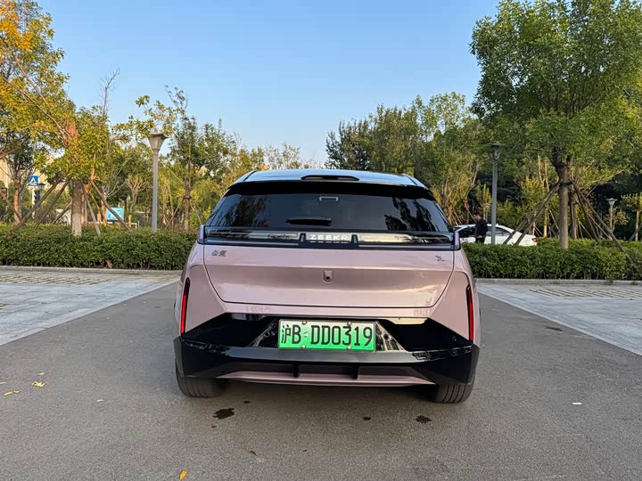 Фото 12 - Zeekr X