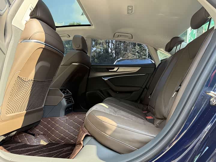 Фото 10 - Audi A7L