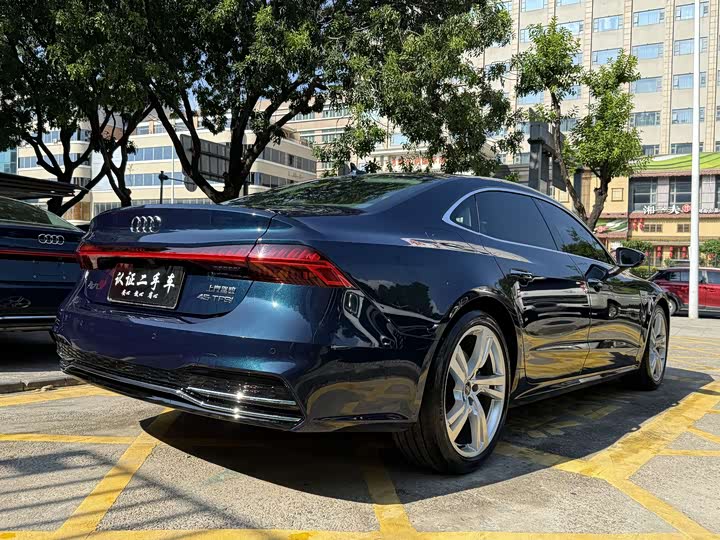 Фото 3 - Audi A7L