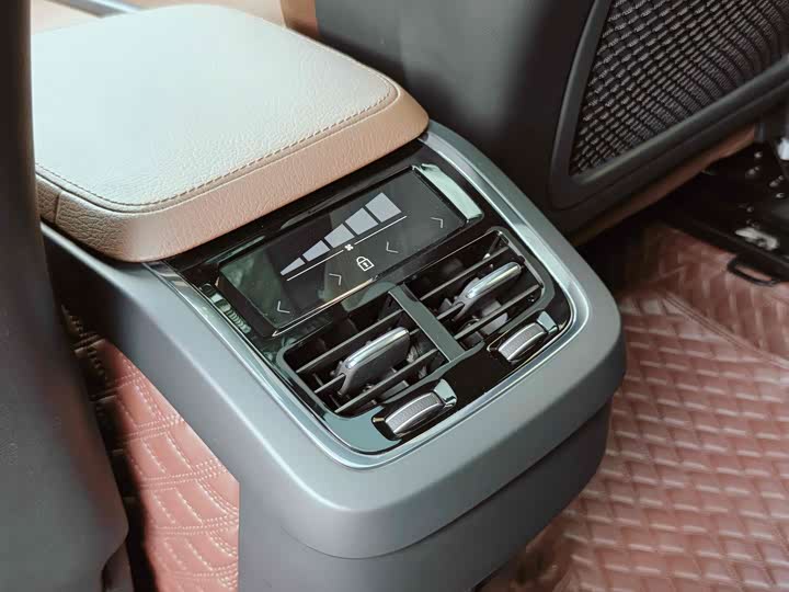 Фото 10 - Volvo XC90