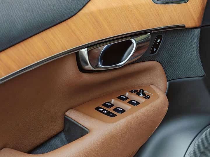 Фото 13 - Volvo XC90