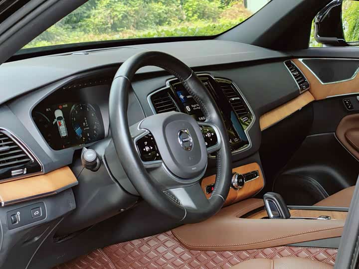 Фото 8 - Volvo XC90