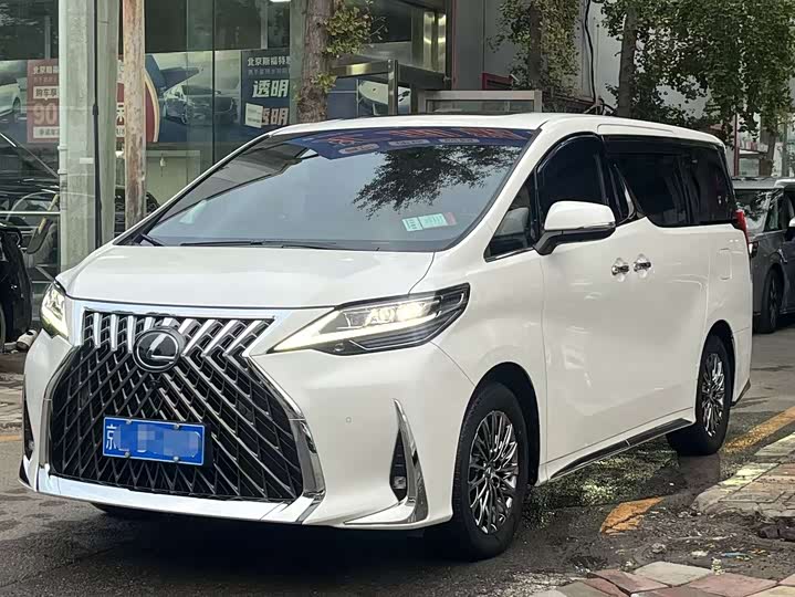 Фото 1 - Lexus LM