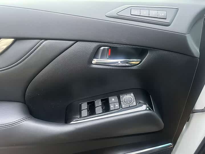 Фото 11 - Lexus LM