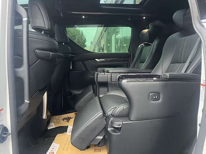 Фото 13 - Lexus LM