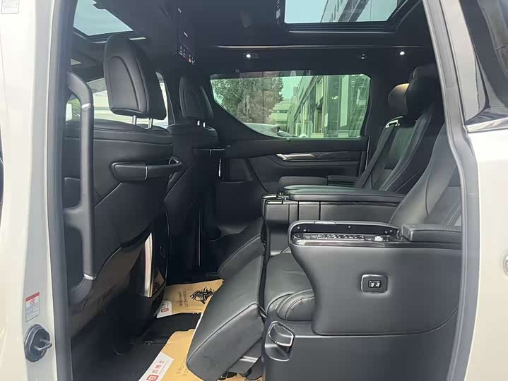 Фото 14 - Lexus LM