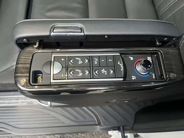 Фото 15 - Lexus LM