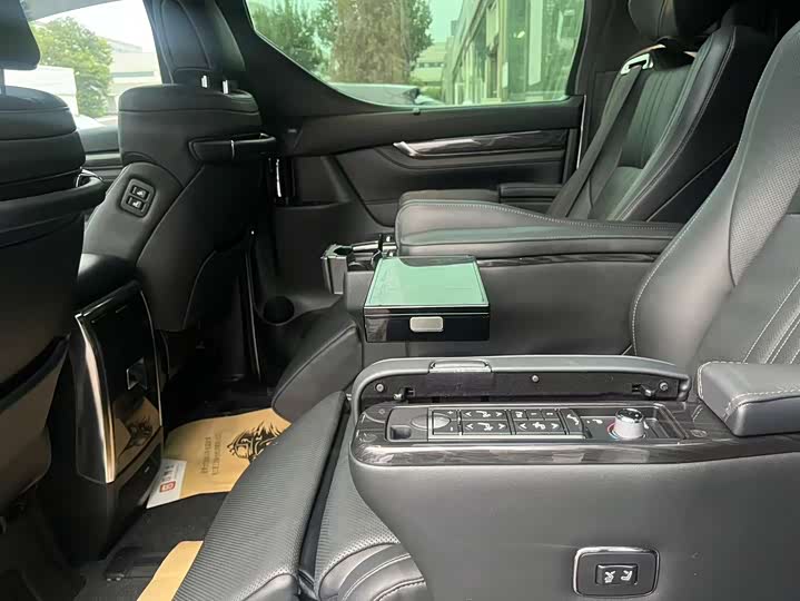 Фото 19 - Lexus LM