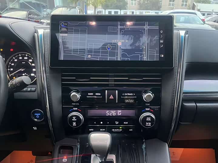 Фото 20 - Lexus LM