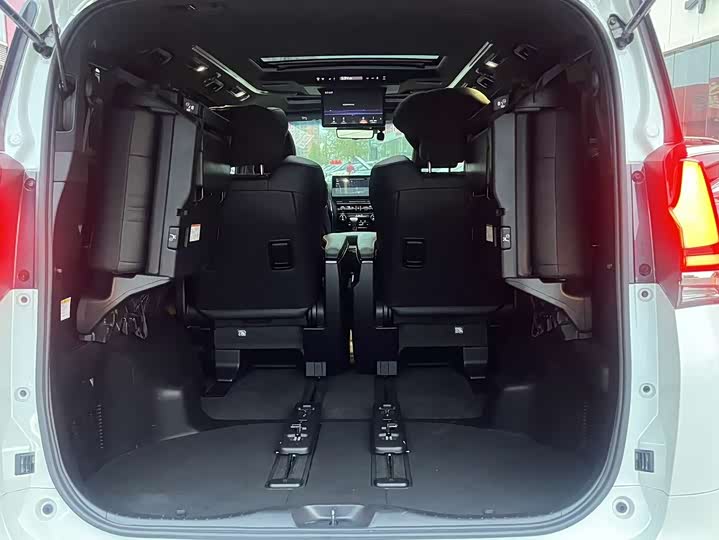 Фото 26 - Lexus LM