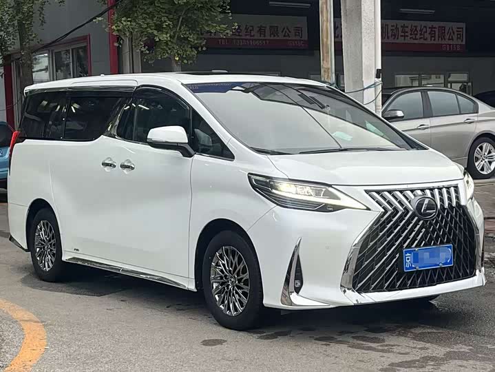 Фото 3 - Lexus LM