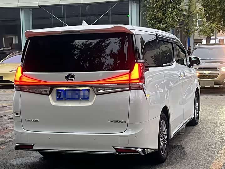 Фото 6 - Lexus LM
