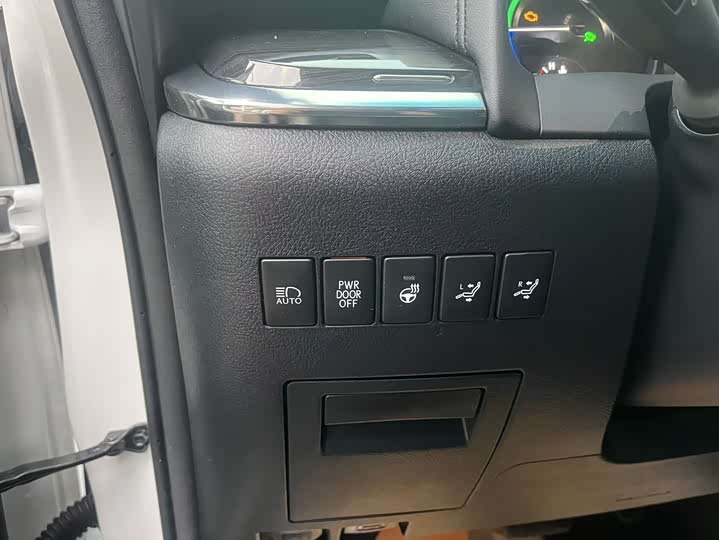 Фото 8 - Lexus LM