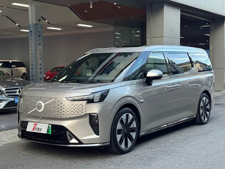 Фото 1 - Volvo EM90