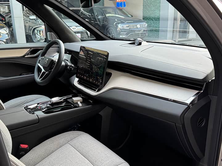 Фото 10 - Volvo EM90