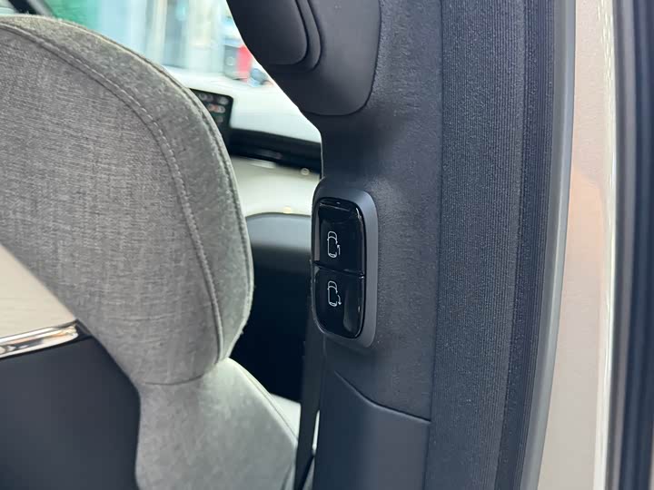 Фото 11 - Volvo EM90