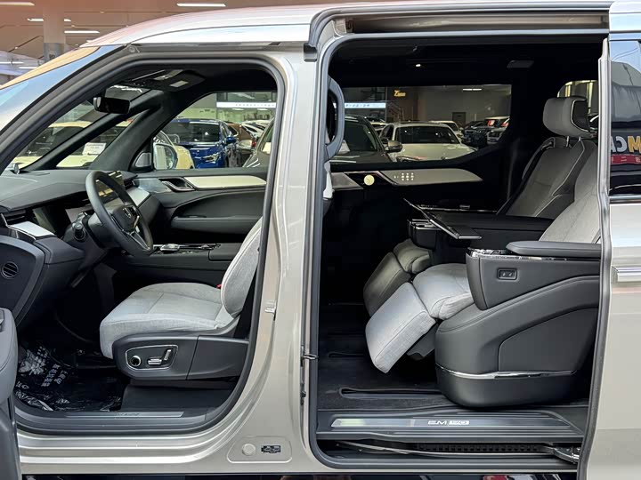 Фото 12 - Volvo EM90