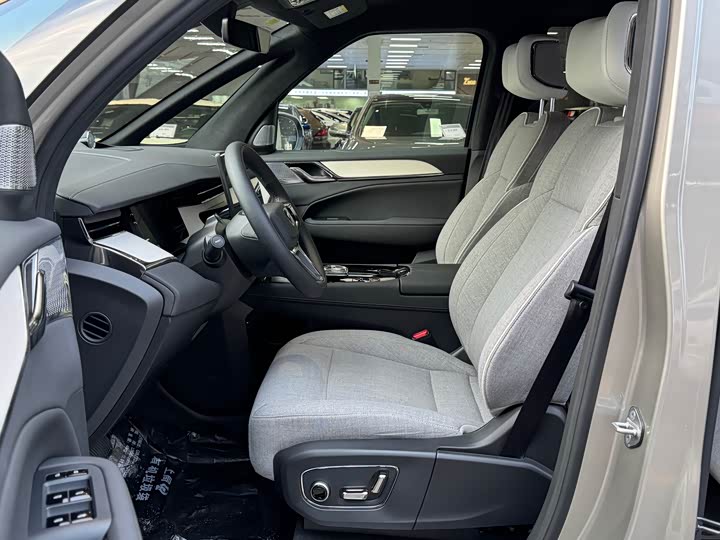 Фото 15 - Volvo EM90