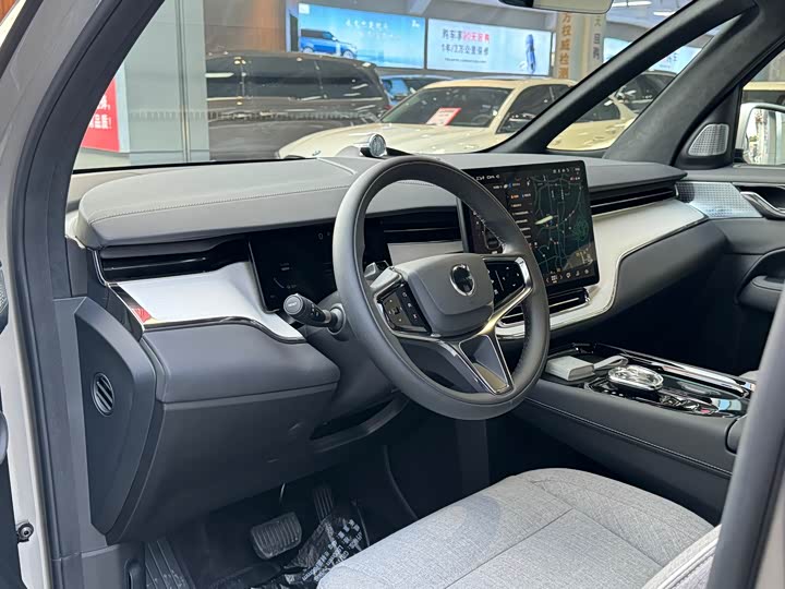 Фото 16 - Volvo EM90